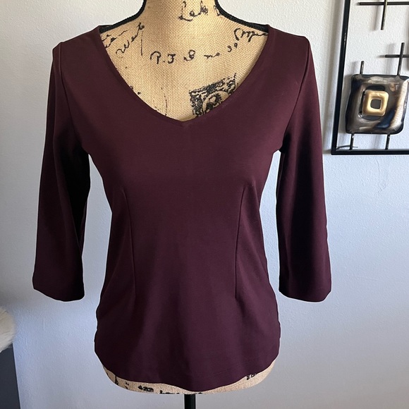 Ann Taylor burgundy, business essential top size petite - Picture 4 of 7